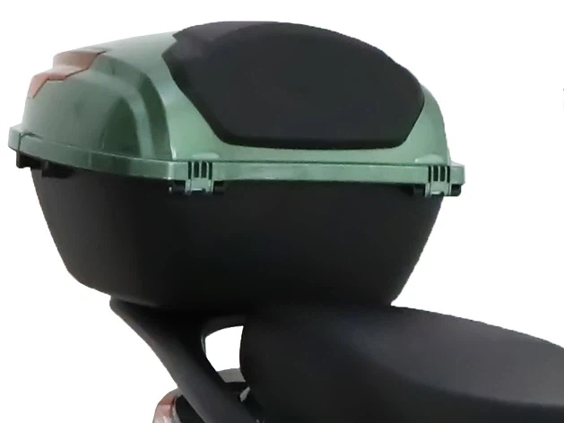 3. The built-in storage box can place various items such as helmets, improving freedom and satisfaction, and freeing travelers’ hands at the same time.